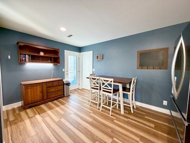 Building Photo - 320 Cottonwood Ct