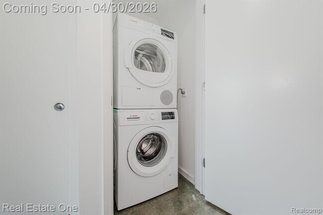 Building Photo - 211 E 9 Mile Rd