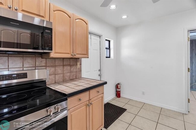 Building Photo - 4932 SW 12th St