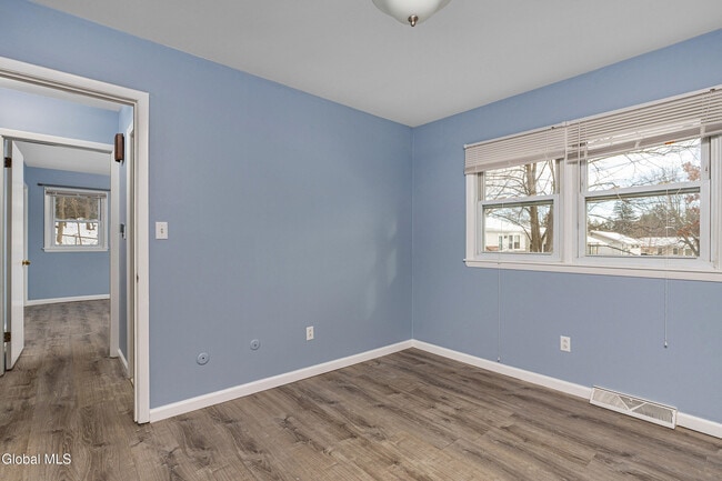 Building Photo - 7 Elgin St