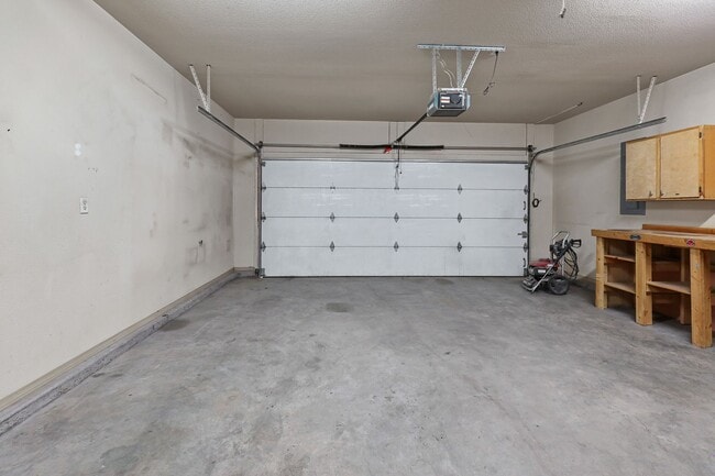 Building Photo - Spacious 4 Bedroom 2 Bath House near Restaurants