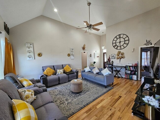 Building Photo - 4 Bedroom, 3 Bathroom home AVAILABLE 07/01...