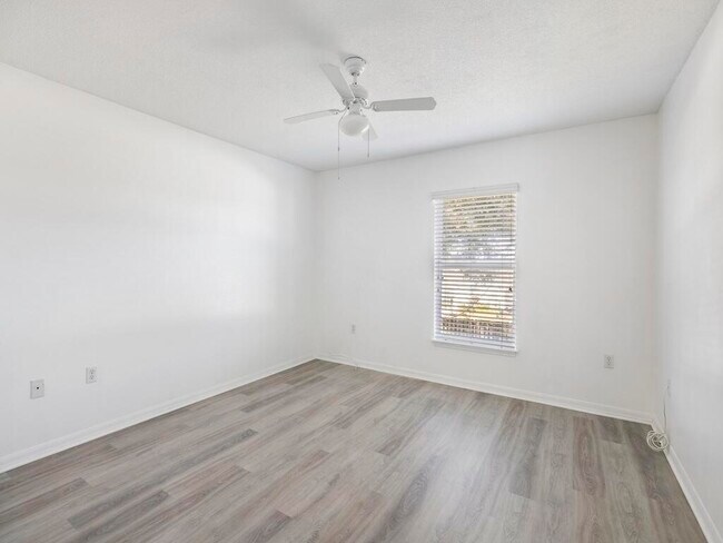 Building Photo - 981 SW McElroy Ave