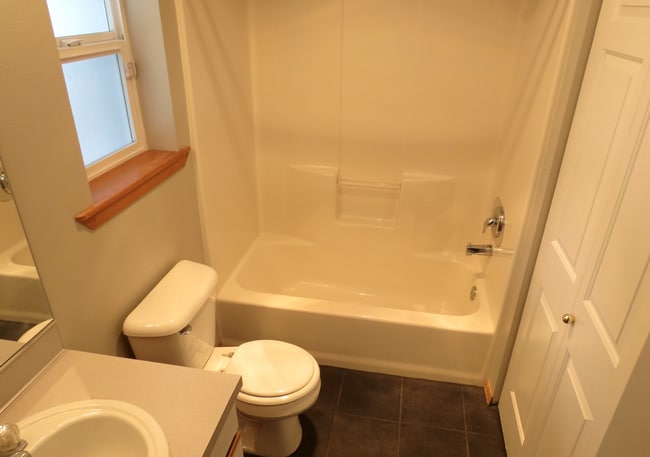 Building Photo - Ideal 1 Bed 1 Bath Lynnwood Condo with W/D In-Unit!