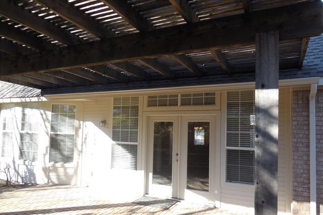 Building Photo - 221 S Village Dr