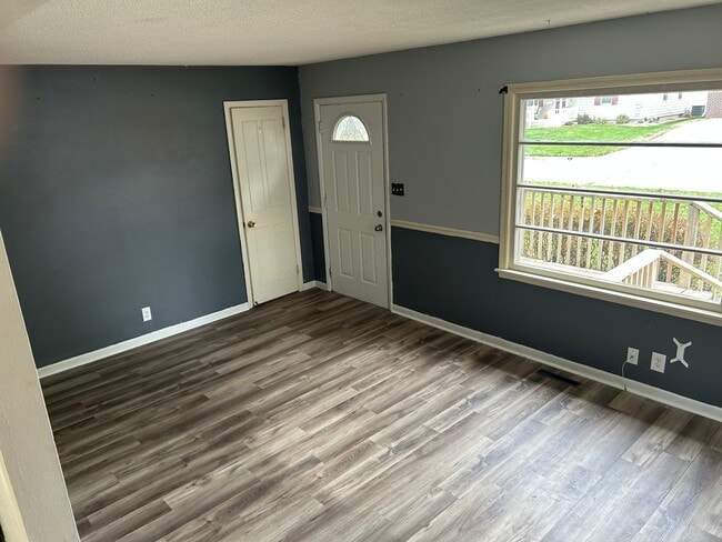 Building Photo - 609 E 14th St N