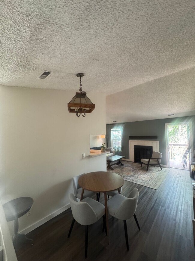 Building Photo - 2 bedroom Condo close to UCCS