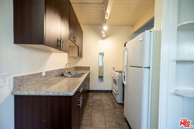 Building Photo - 451 S Oakhurst Dr