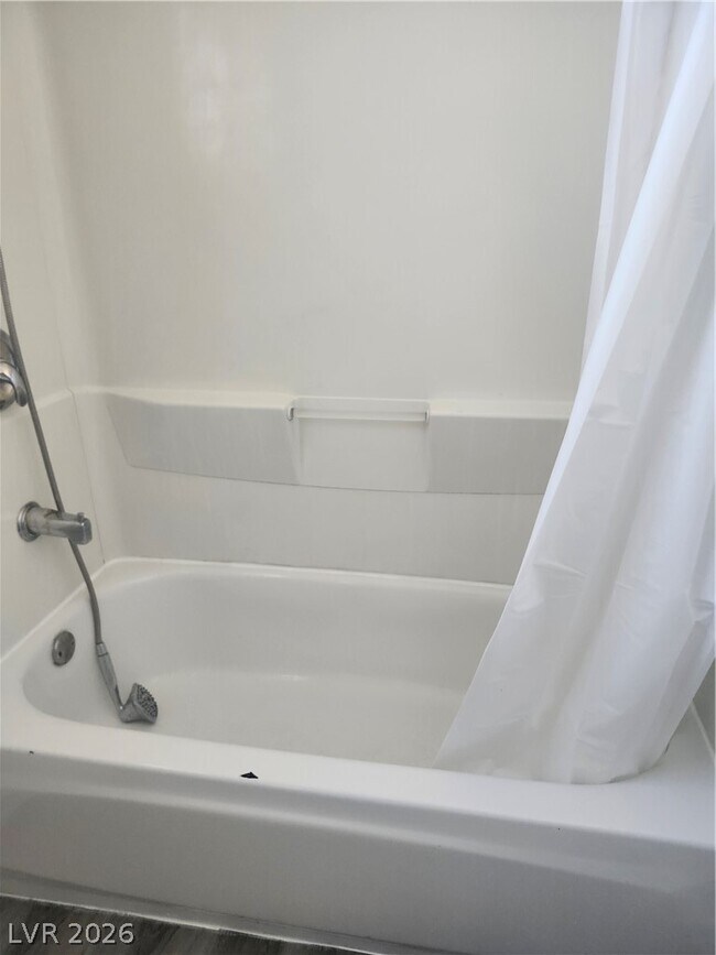 Building Photo - 2700 E Basswood Ave