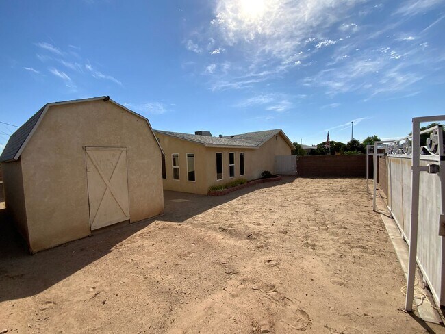 Building Photo - 3 Bedroom Single Story Home Available Near...
