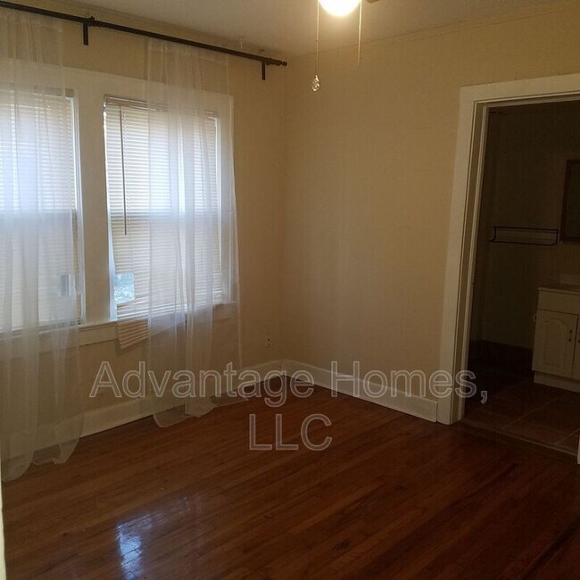 Building Photo - 1128 W 41st Terrace
