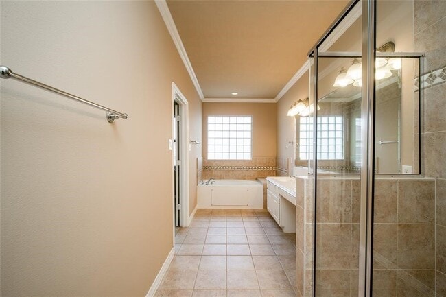 Building Photo - 2906 Royal Oaks Crest