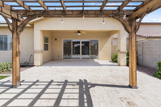 Building Photo - Beautiful 3 bedroom plus den!