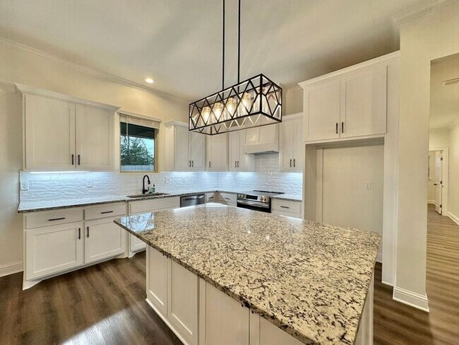 Building Photo - Stunning 3/2/2 on the Outskirts of Lindale!