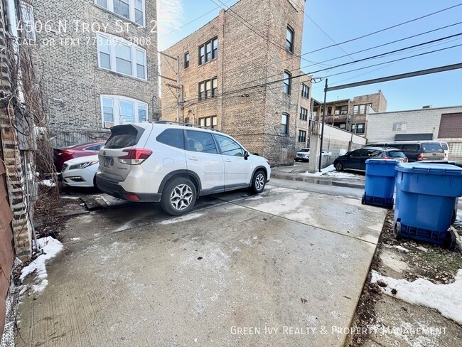 Building Photo - Sunny 2 Bed/1 Bath Steps From Kedzie Brown...