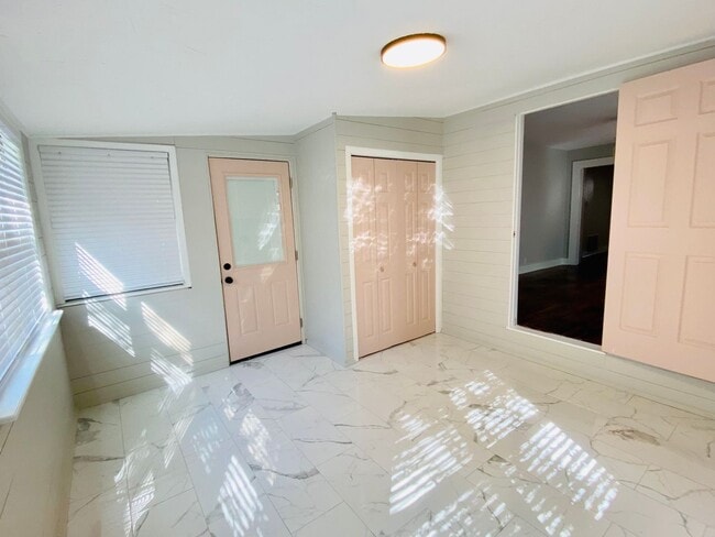 Building Photo - Updated 2 bedroom home with appliances!