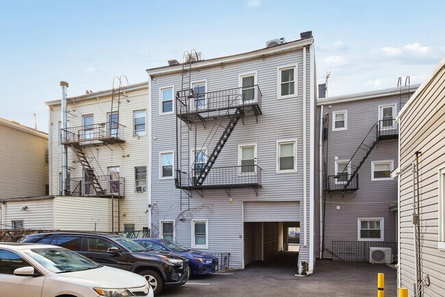 Building Photo - 76 Hutton St