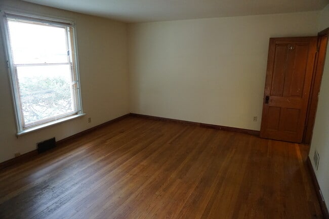 Building Photo - 4 bedroom 1 1/2 bath single family house with yard.