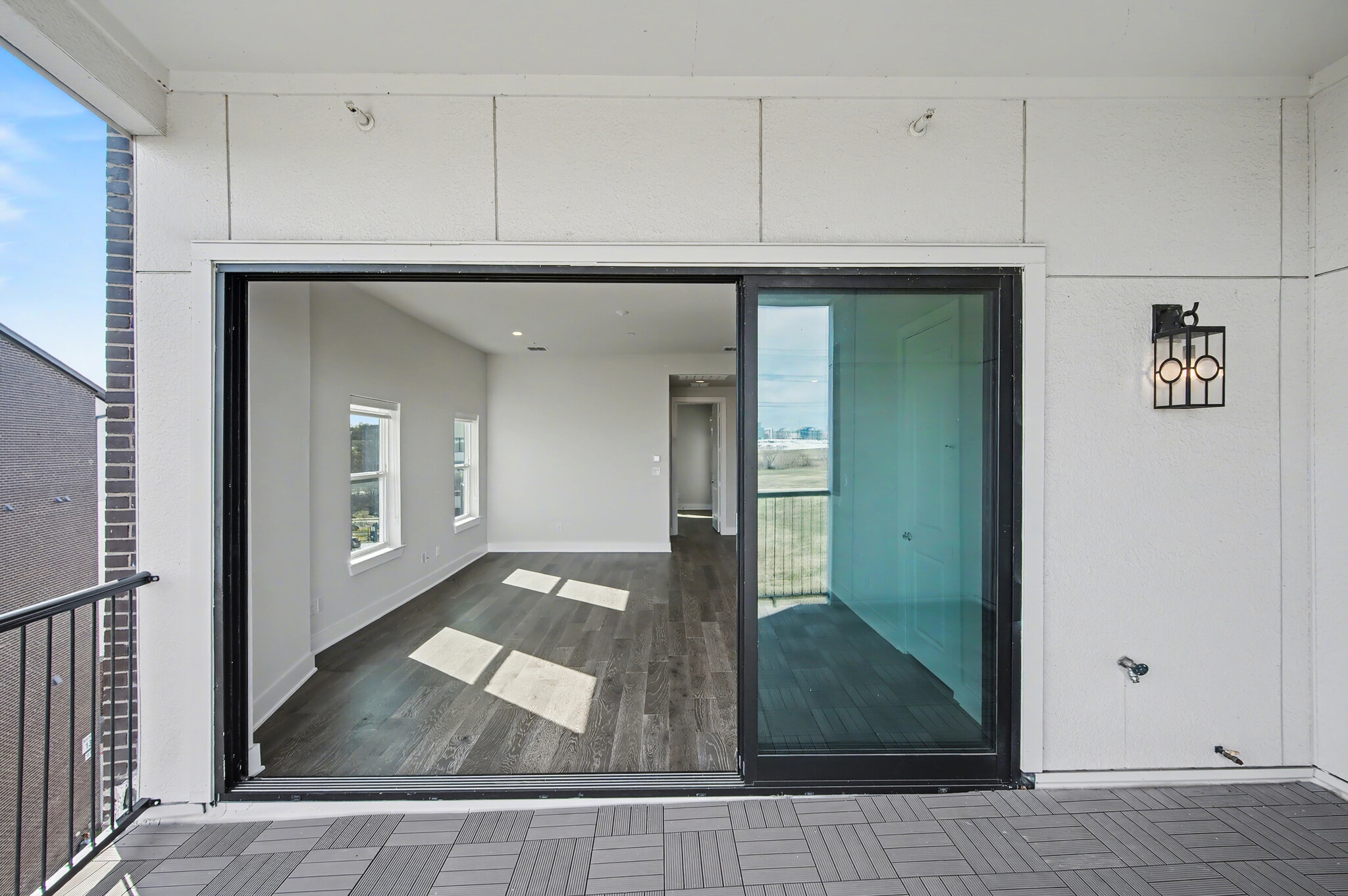 Building Photo - 381 E Greenbriar Ln