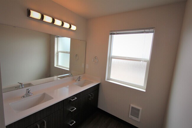 Building Photo - Modern design 3 bed, 2.5 bath duplex