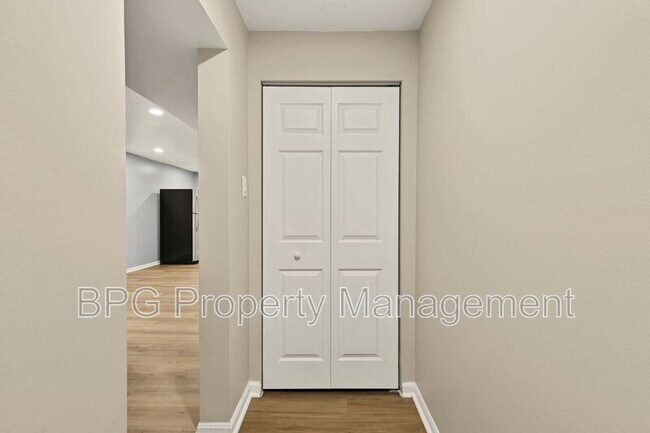 Building Photo - 1033 5th St NE