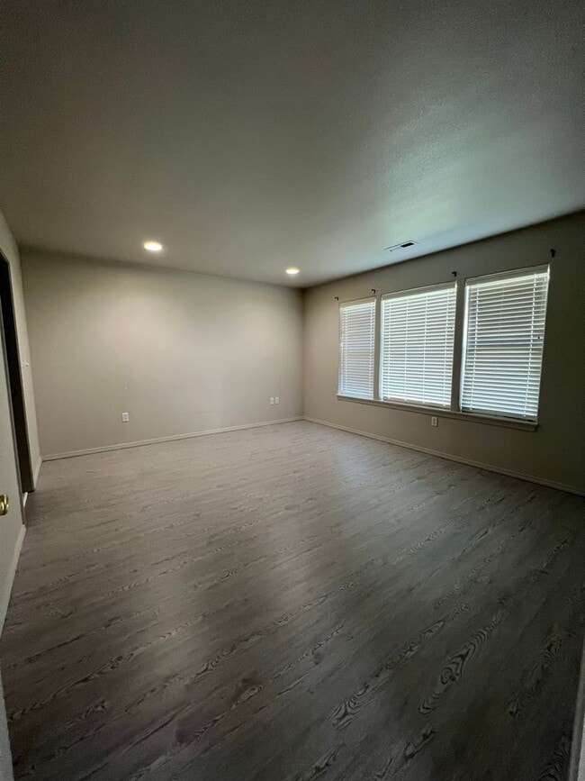Building Photo - 3 Bedroom, 2 Bathroom Home - Harbor Isles