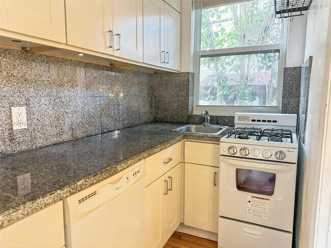 Building Photo - 315 W 28th St