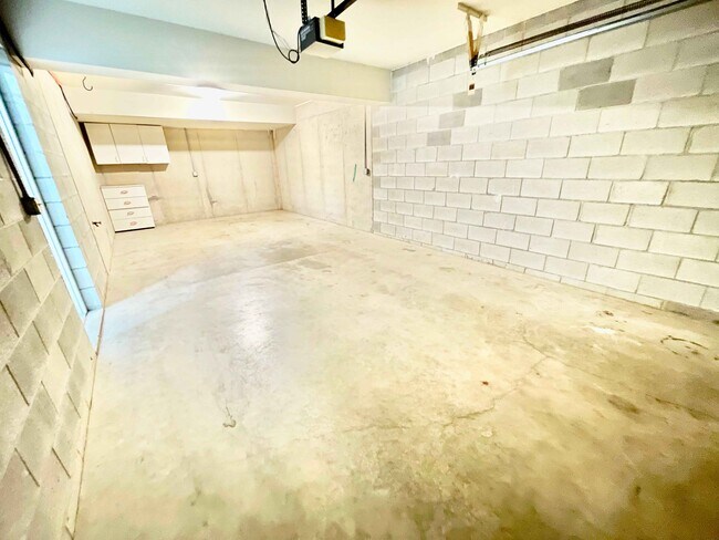 Oversize Garage - 212 Lester Ct