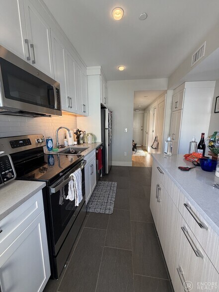 Building Photo - 208 Banks St