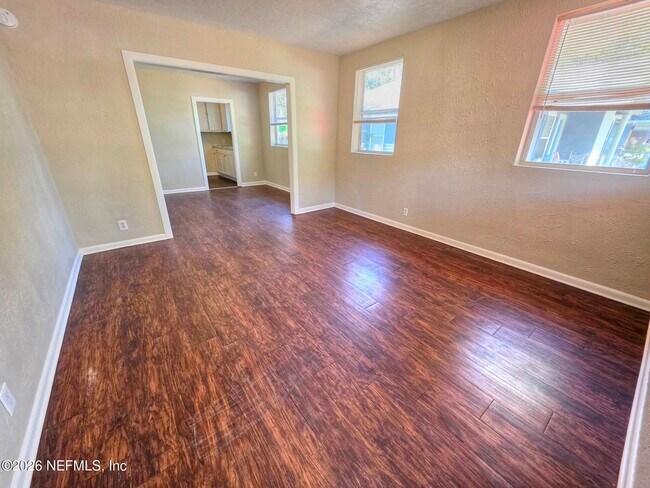 Building Photo - 916 W 25th St