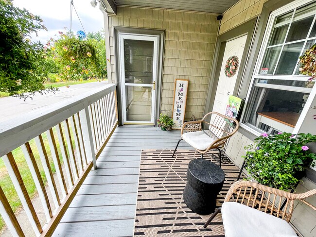 Side entrance with porch - 415 Highland St