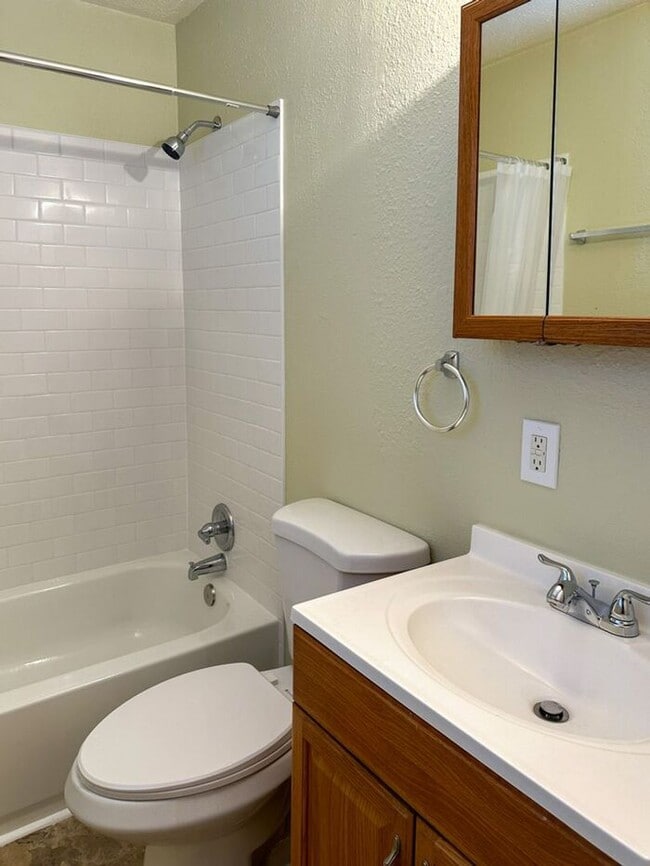 Building Photo - Cozy 2-Bedroom Home with Hardwood Floors N...