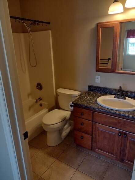 Full Bath in Master - 1227 2nd Ave NE