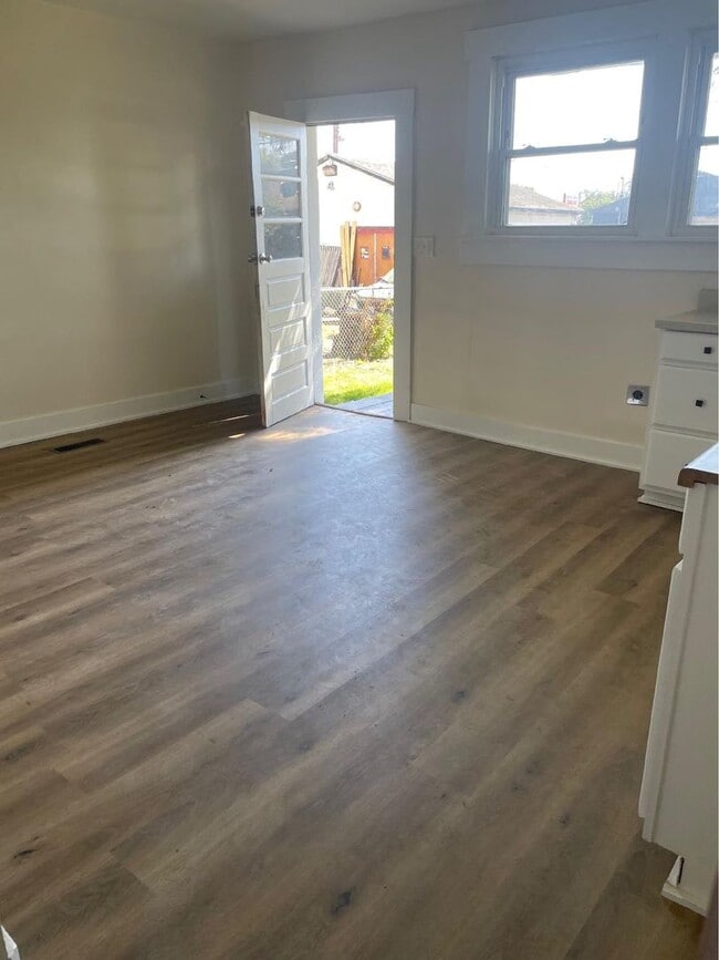 Building Photo - Main floor unit