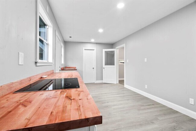 Building Photo - 1313 Elm St