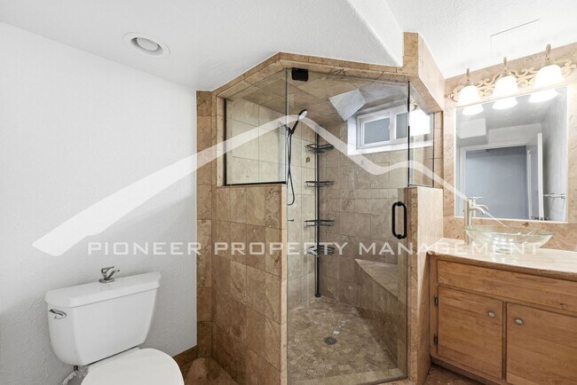 Building Photo - Stunning Home with Central AC and Fenced Yard