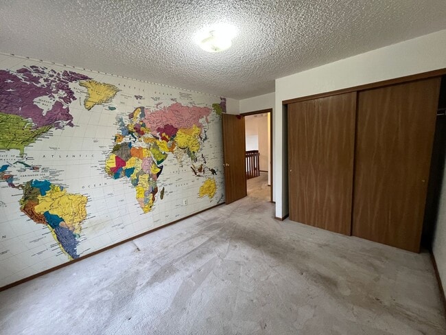 Building Photo - Beautiful 3 bed 2 1/2 bath with 2 car garage! (NEW PICTURES TO COME!!)