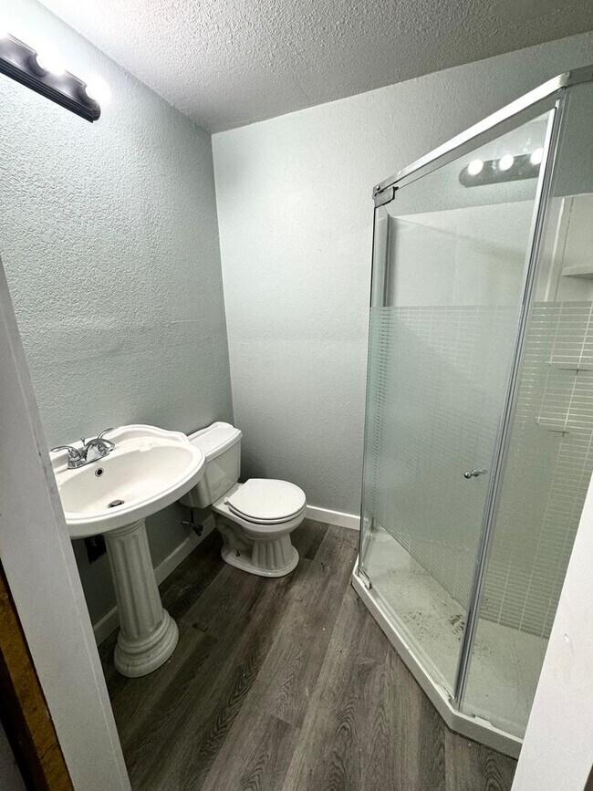 Building Photo - 4 Bedroom Single Family House