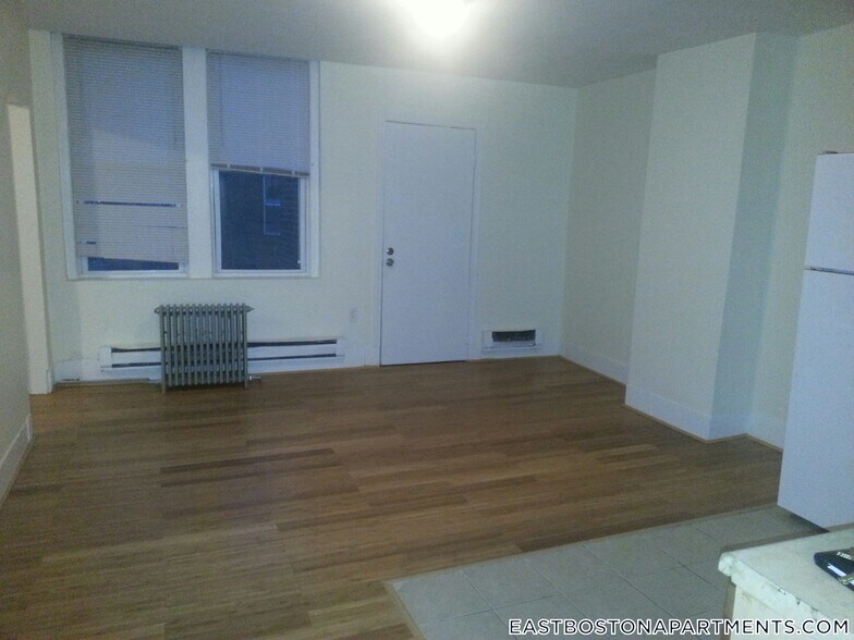 Building Photo - 210 Maverick St