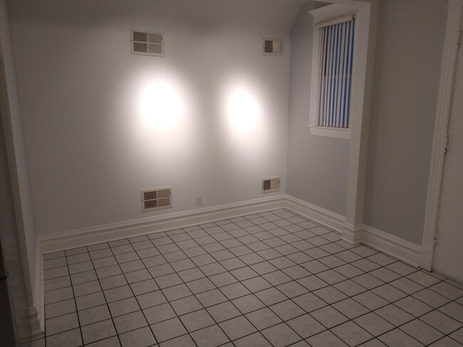 Building Photo - Nice Newly Remodeled 2Br, 1Bth, 2nd Floor -parking included