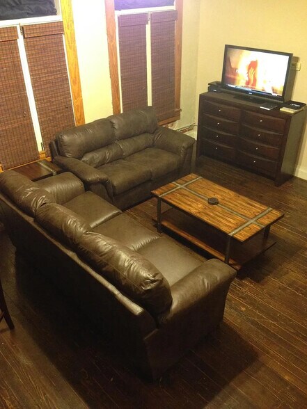 Building Photo - Room in Condo on E San Antonio St