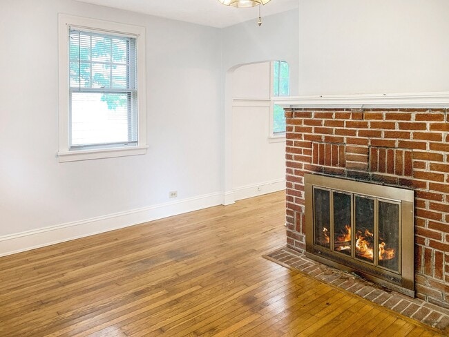 Building Photo - Charming 2 Bed/1 Bath Bungalow in Lakeside!