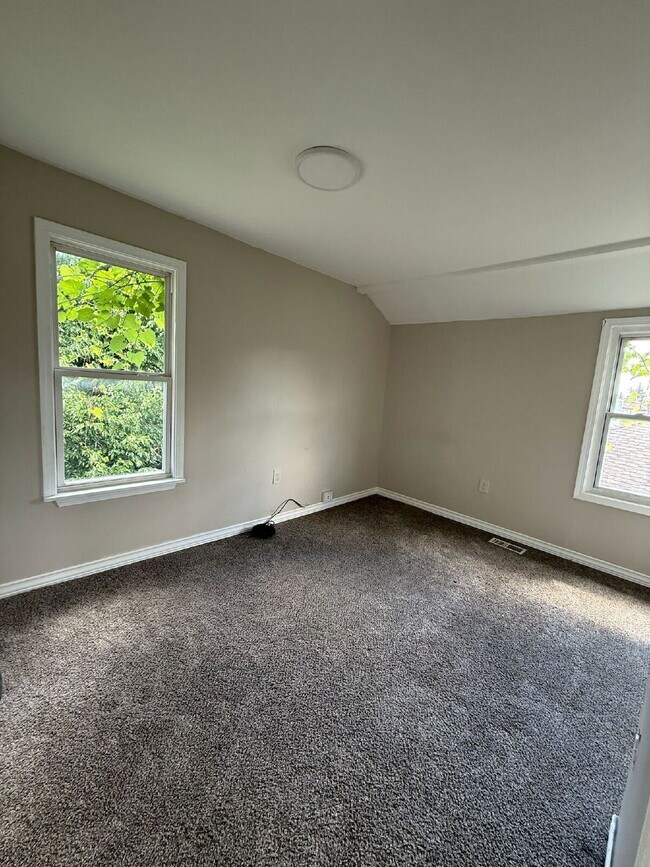 Building Photo - Find Comfort in Every Corner at Woodmont A...