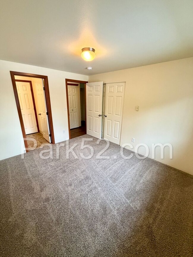 Building Photo - $250 Off First Full Month! Puyallup Area 2 Bedroom 2nd Floor Apartment