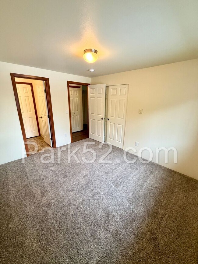 Building Photo - Puyallup Area 2 Bedroom 2nd Floor Apartment