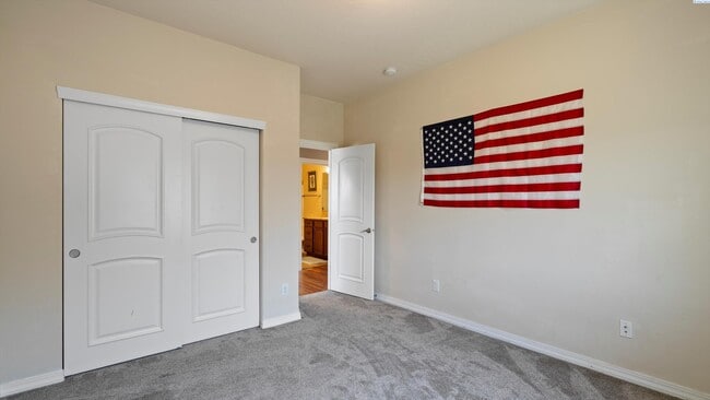 Building Photo - Fully Furnished and available for the holi...