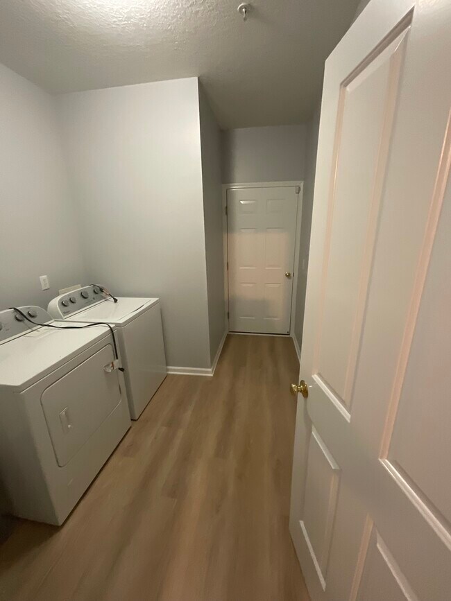 Building Photo - 28862 Cullen Dr