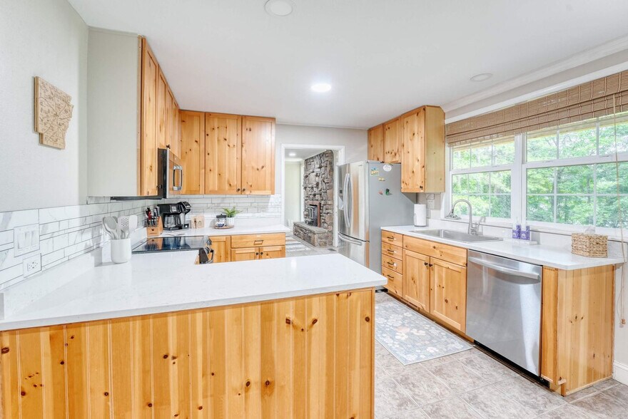 Building Photo - 20891 Lakeshore Dr
