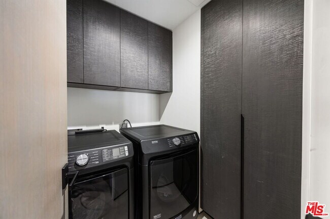 Building Photo - 10350 Wilshire Blvd