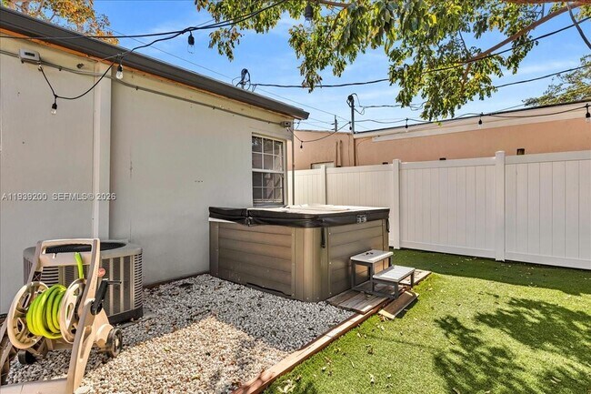 Building Photo - 5157 NE 6th Ave